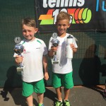 v.l. Nico und Noah mit den Pokalen