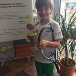 Jasper freut sich über den ersten Platz beim Bambini Circuit