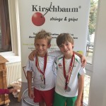 Jasper und Noah mit den Medaillen für den dritten Rang beim Bambini Circuit in Mülheim.