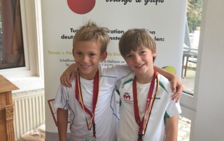 Jasper und Noah mit den Medaillen für den dritten Rang beim Bambini Circuit in Mülheim.